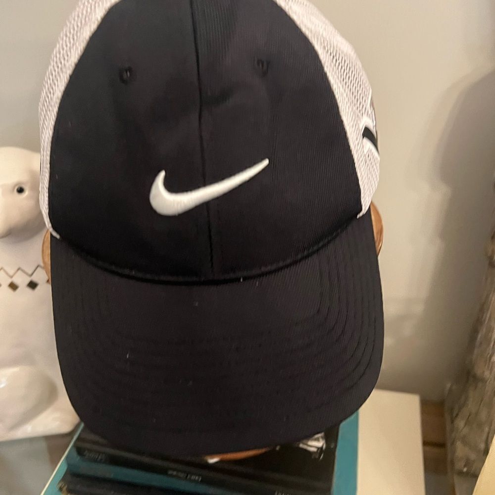 Nike Golf Flex Fit Fitted 2021 patch mesh hat.